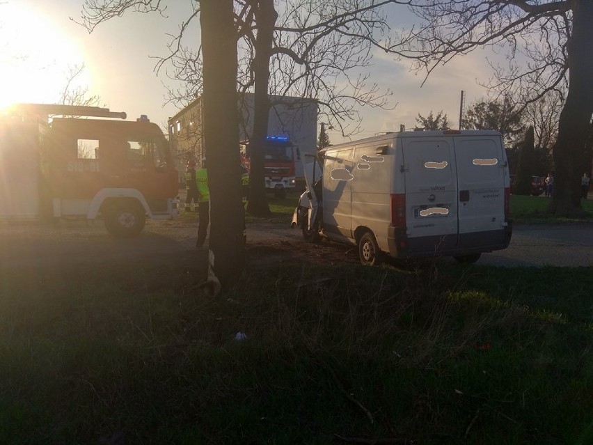 Gmina Kuślin: Auto dostawcze rozbiło się na drzewie. Lądował śmigłowiec LPR