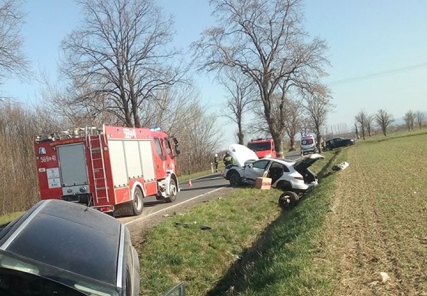 Zderzenie na drodze Świdnica - Strzegom. Auta rozwalone, jedna osoba w szpitalu (ZDJĘCIA)