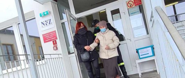 Mieszkańcom powiatu sępoleńskiego w dowozie do punktów szczepień pomagają strażacy-ochotnicy