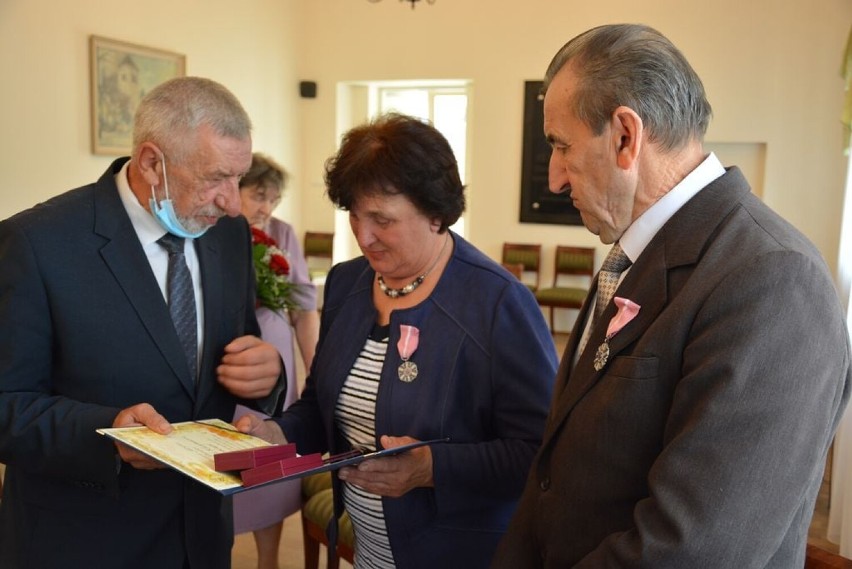 Wójt gminy Łęczyca Jacek Rogoziński wręczył trzem parom...