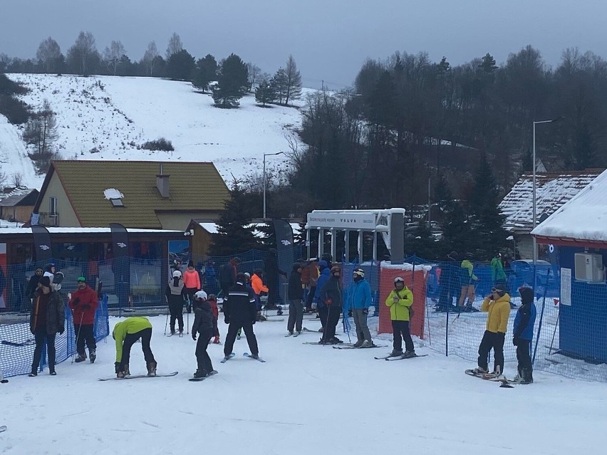 Stok w Wańkowej tętni życiem! Tłumy ludzi na nartach, snowboardzie i sankach [ZDJĘCIA]