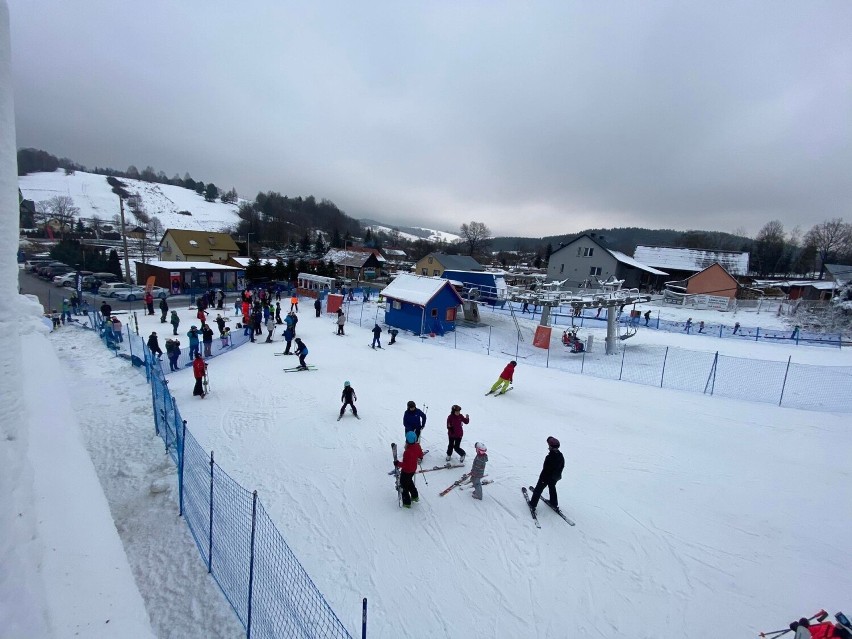 Stok w Wańkowej tętni życiem! Tłumy ludzi na nartach, snowboardzie i sankach [ZDJĘCIA]