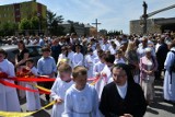 Tysiące osób na procesji Bożego Ciała w parafii świętego Józefa Robotnika w Kielcach. Msze świętą odprawił ksiądz biskup Andrzej Kaleta