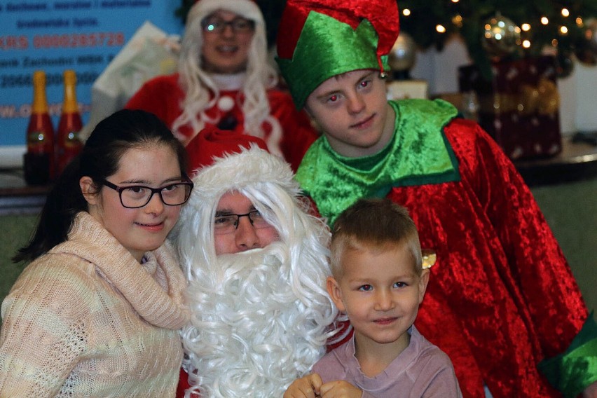 Mikołaj odwiedził dzieci ze Stowarzyszenia „Otwórz Serce” w Legnicy, zobaczcie zdjęcia