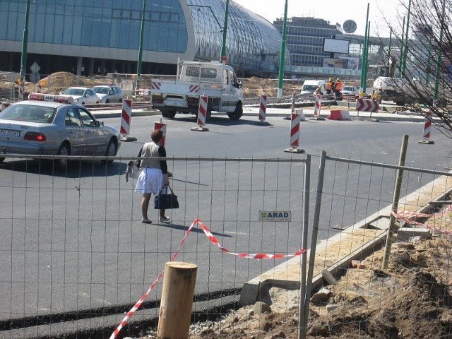 Takich sytuacji na moście Dworcowym jest więcej - przyznają policjanci