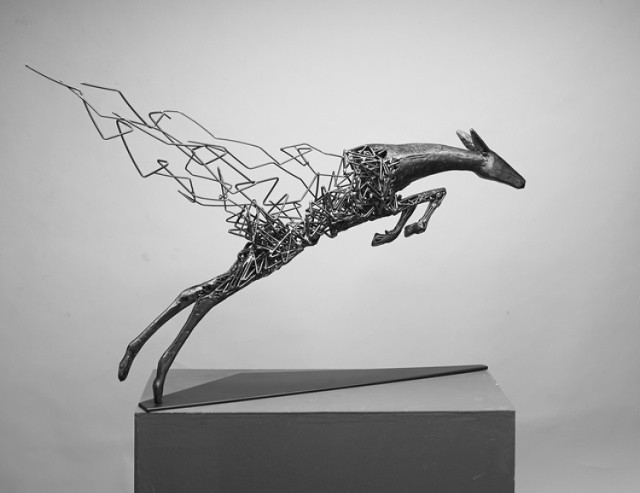 Tomohiro Inaba tworzy głównie z metalu i ze stali, a jego prace wyróżniają się subtelnością i delikatnością