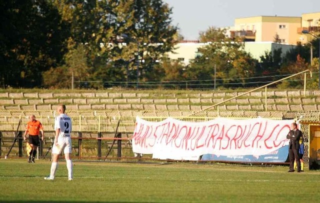 Podczas ostatniego meczu Ruchu Radzionków kibice na stadionie w Stroszku wywiesili baner z adresem swojej strony internetowej