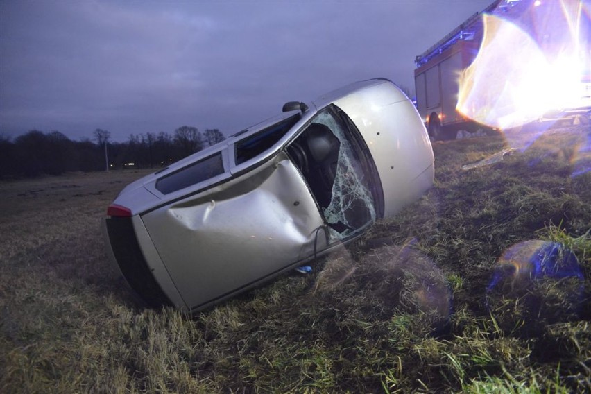 RACOT. Wypadek na drodze z Racotu do Kościana. Prawdopodobny sprawca odjechał [ZDJĘCIA] 