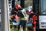 Wypadek na Chrobrego w Toruniu. Pod wiaduktem zderzyły się autobus i auto osobowe. Dwie osoby w szpitalu [ZDJĘCIA]