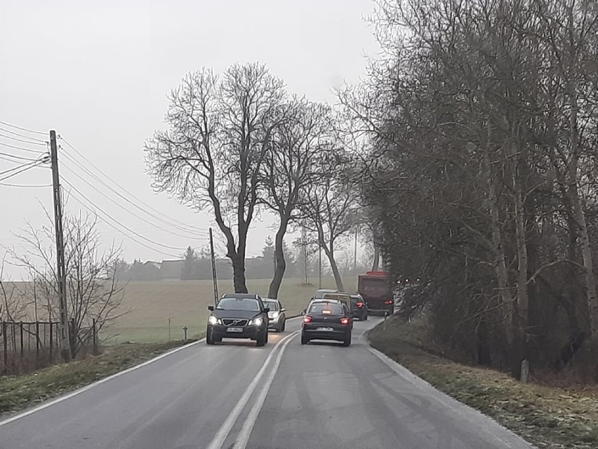 "Jest turbo ślisko". Fatalne warunki na drogach w okolicach Goleniowa