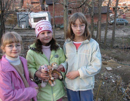 Angelika, Nikola i Sara bawią się na wyboistym terenie, gdzie niebawem stanie kolejny dom. Czy spółdzielnia zdąży wybudować plac zabaw zanim one z niego wyrosną?