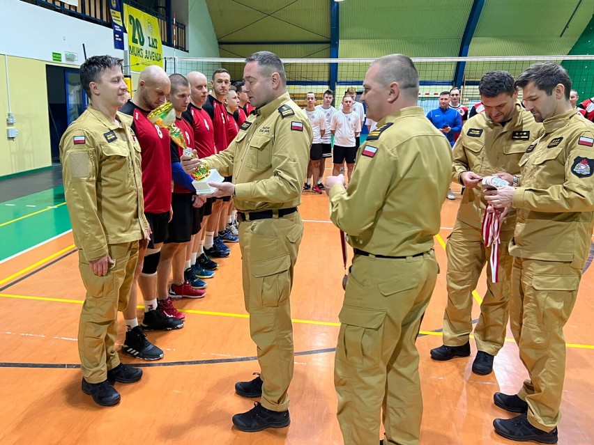 Strażacy z Wielunia wywalczyli brąz w siatkarskich mistrzostwach województwa