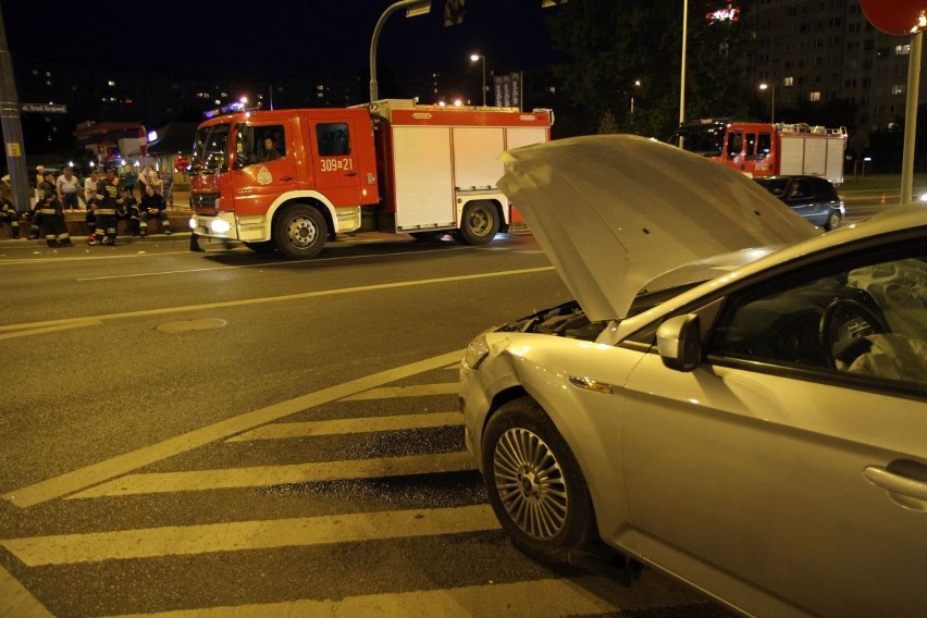 Wrocław: Wypadek na skrzyżowaniu Bardzkiej i Armii Krajowej (ZDJĘCIA)