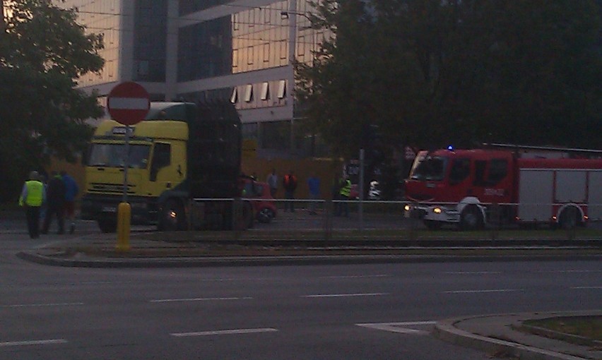 Wypadek na Wołoskiej. Zderzenie ciężarówki z samochodem osobowym [FOTO]