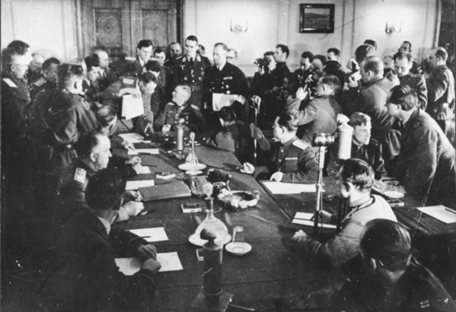 Foto1 – Delegacja III Rzeszy podpisuje akt bezwarunkowej kapitulacji w Berlinie-Karlshorst, 8 maja 1945 r. .