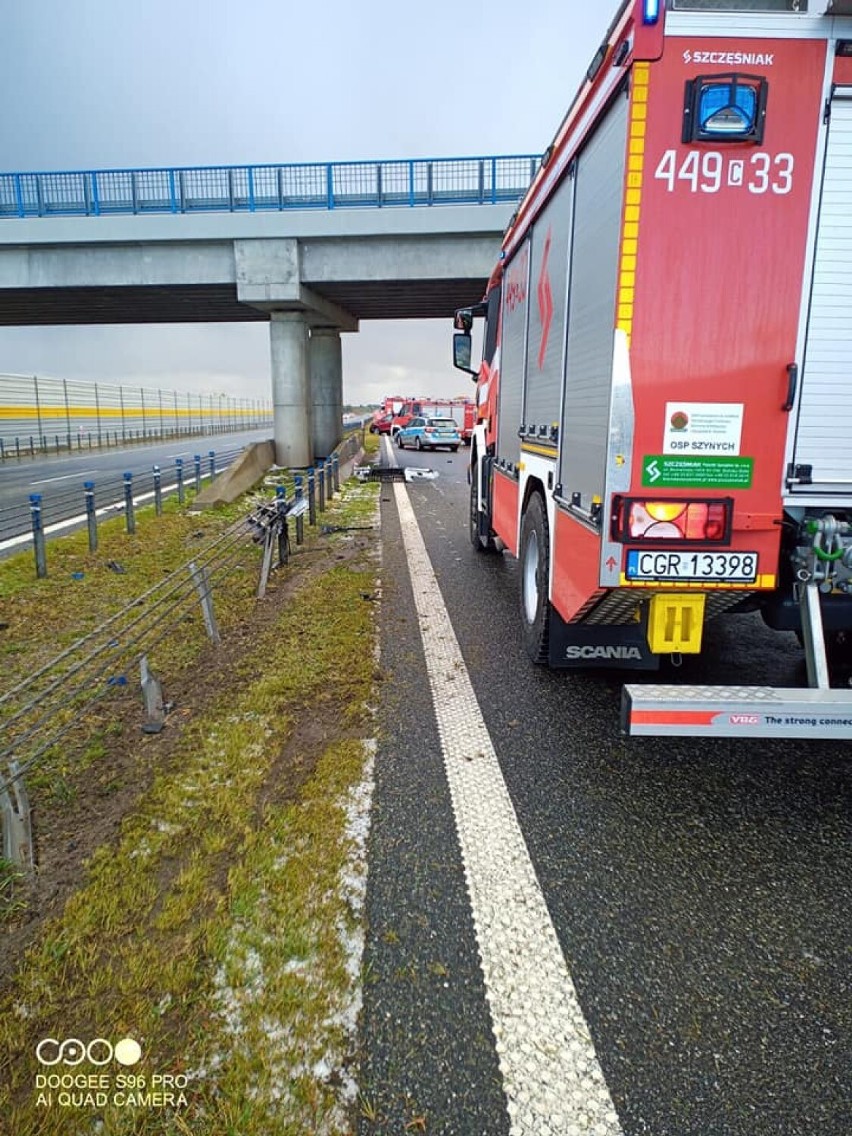 Zderzenie trzech samochodów na autostradzie A1 w Sarnowie. Zobacz zdjęcia