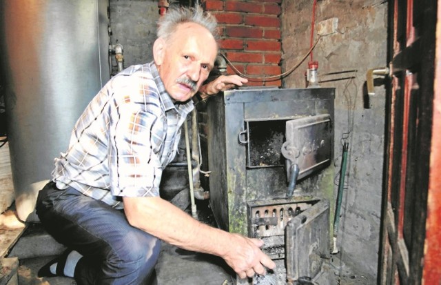 Benedykt Poręba z Mystkowa, odkąd jest emerytem, zrezygnował z drogiego gazu i pali drewnem