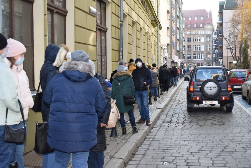 Duża kolejka przed punktem, gdzie przeprowadzane są testy na...