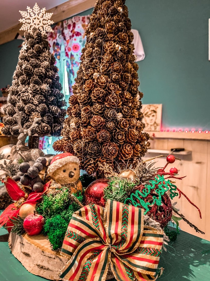 W Galerii Krzywcza 97 koło Przemyśla można już kupić piękne świąteczne stroiki [ZDJĘCIA]