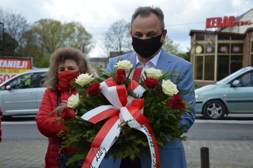 Lewica złożyła kwiaty pod pomnikiem żołnierza w Piotrkowie