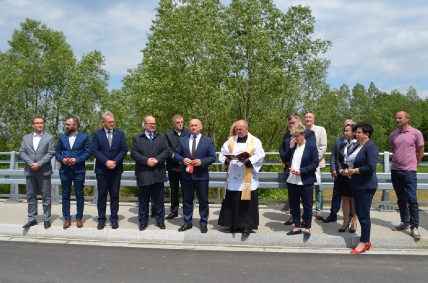 Przecięto wstęgę na moście w Rogach. Tempo remontu było rekordowe [ZDJĘCIA]