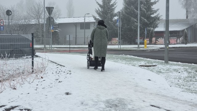 Nowe chodniki przy ulicy Witosa i Zagnańskiej są pokryte lodem i śniegiem.