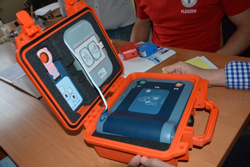 Przekazanie defibrylatora AED dla pleszewskiego WOPRu