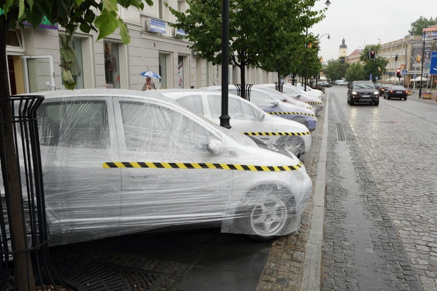 Zafoliowane auta staneły w centrum Białegostoku.