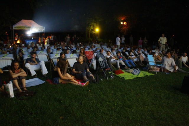 Mobilne kino Škody

Konin, Września, Gniezno, Kępno, Piła, Ostrzeszów - to tylko niektóre z 19 przystanków na tegorocznej trasie Mobilnego Kina Škody! Z kolei w sierpniu seanse odbędą się w różnych miejscach w Poznaniu.  Na stronie Transatlantyku trwa głosowanie na 7 z 21 lokalizacji Mobilnego Kina Škody w Poznaniu.

MIĘDZYCHÓD
24/07/2015 22:00
PARK Z MUSZLĄ KONCERTOWĄ
Aż poleje się krew

ŚREM
25/07/2015 22:00
PLAC 20 PAŹDZIERNIKA
Blue Velvet

GNIEZNO
31/07/2015 21:30
RYNEK / UL. TUMSKA
Annie Hall

WRZEŚNIA
01/08/2015 21:30
Rynek
Utalentowany pan Ripley

KONIN
14/08/2015 21:30
PLACYK PRZY BULWARACH
Wzgórze Nadziei

KĘPNO
21/08/2015 21:30
RYNEK W KĘPNIE
Frida

OSTRZESZÓW
22/08/2015 21:30
PARK MIEJSKI im. Jana Pawła II
Adventureland

NOWY TOMYŚL
28/08/2015 21:30
PARK KULTURY I WYPOCZYNKU
Capote

GRODZISK WLKP.
29/08/2015 21:30
PLAC PRZED RATUSZEM
Clerks - Sprzedawcy

WOLSZTYN
30/08/2015 21:30
PLAŻA MIEJSKA
Ukryta Strategia