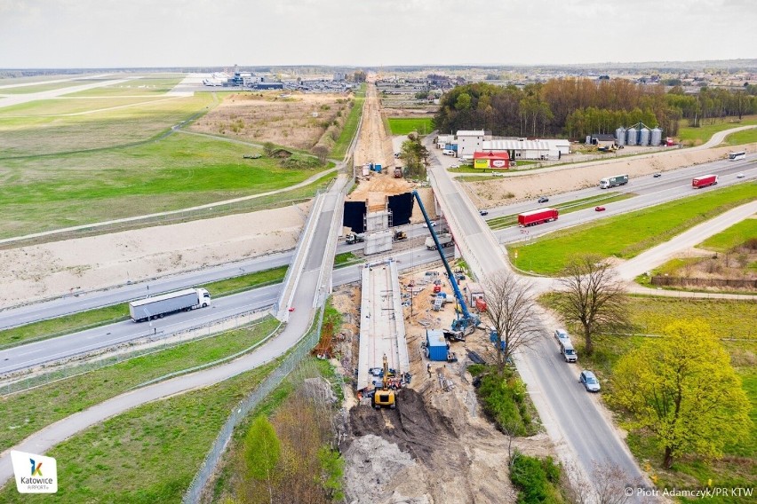 Budowa wiadukty kolejowego nad autostradą A1 w okolicy...