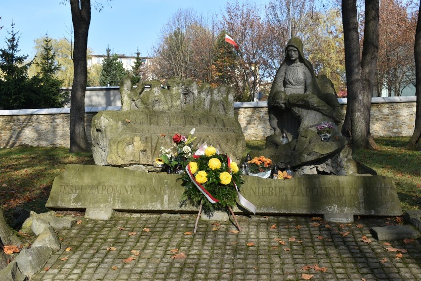 Pieta Katyńska na starym cmentarzu w Olkuszu