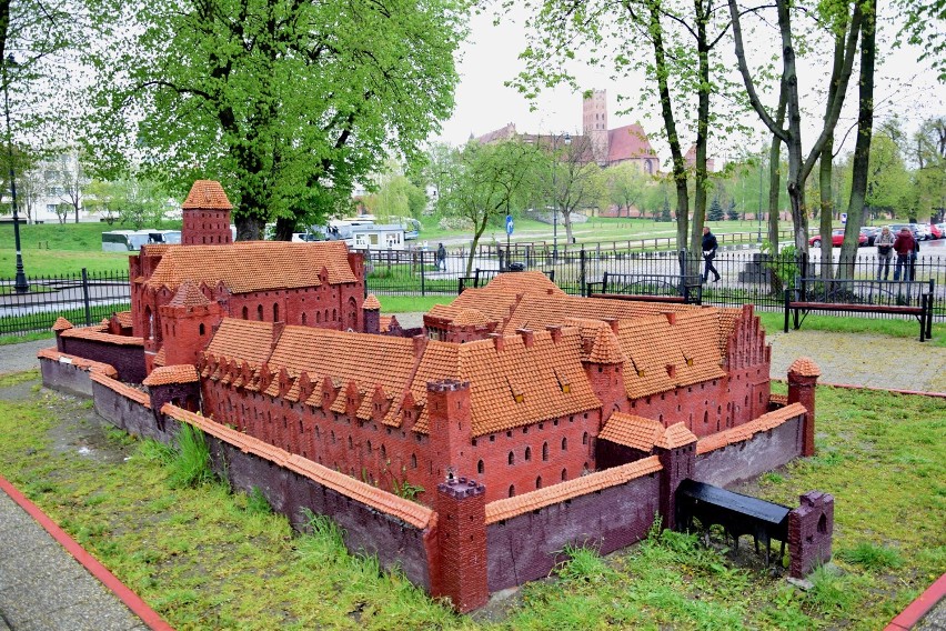 Zniszczona miniatura zamku przy ul. Piłsudskiego w Malborku [ZDJĘCIA]. Dziś to jest antywizytówka