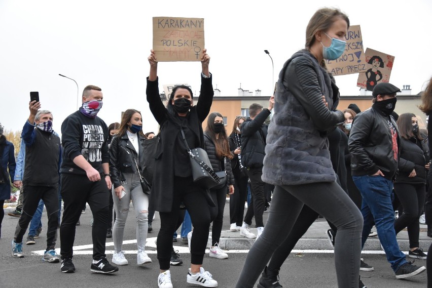 "Piekło kobiet" pod siedzibą PiS w Chrzanowie. Protestowano przeciwko zaostrzeniu przepisów prawa aborcyjnego [ZDJĘCIA, WIDEO]