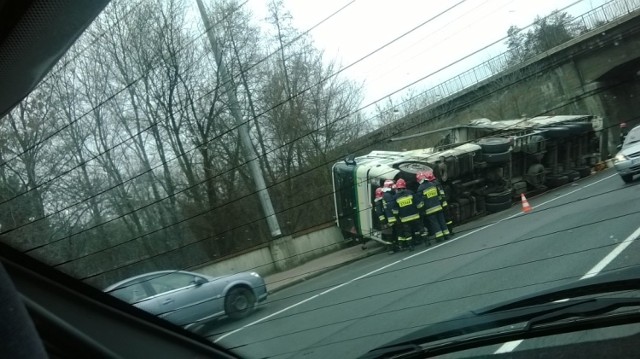 Ciężarówka przewoziła silnik do lokomotywy. Najprawdopodobniej kierowca nie dostosował prędkości i stracił panowanie nad pojazdem. Nad podniesieniem ciężarówki pracują na miejscu służby porządkowe. 

Z powodu zablokowania ul. Opolskiej autobusy linii nr 138, 172, 503 i 572 kierowane są przez ul. Siewną a 217 i 247 przez Kleparz. Kierowcy są kierowani objazdami przez ul. Mackiewicza i na al. 29 Listopada - poinformowało Miejskie Przedsiębiorstwo Komunikacyjne.