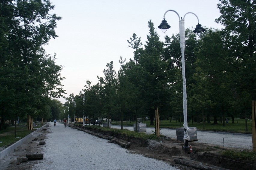 Nowe latarnie w legnickim parku (ZDJĘCIA)