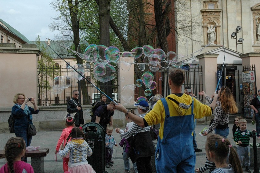 Kraków. Świat baniek mydlanych na ul. Grodzkiej [ZDJĘCIA]