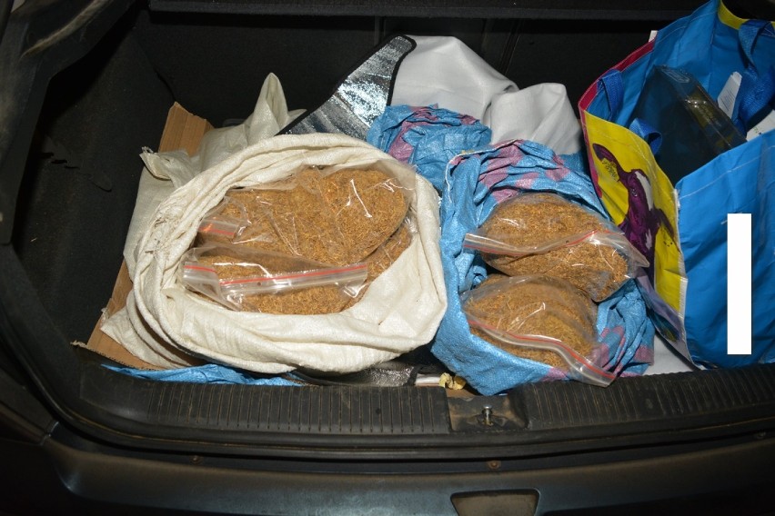 Policjanci z Radziejowa w samochodzie znaleźli 6 kg krajanki tytoniowej