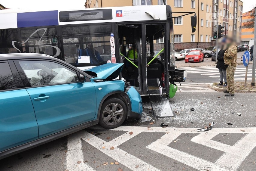 Wypadek na Niebuszewie. Auto zderzyło się z autobusem