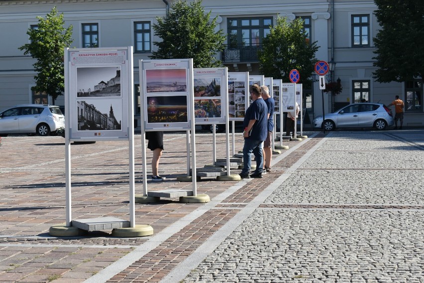 Na Rynku w Olkuszu stanęła wystawa opowiadająca o...