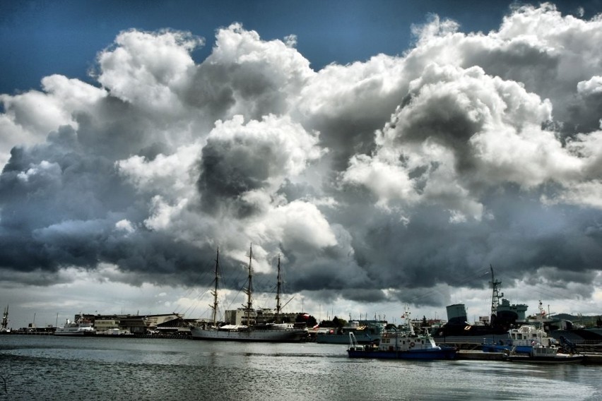 Gdynia: Chmury nad miastem potrafią być piękne. Deszczowe lato 2012 trwa