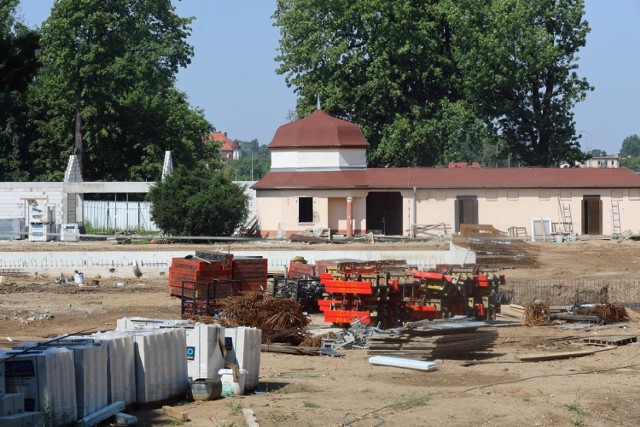 Powstają letnie baseny przy ulicy Stromej w Legnicy.