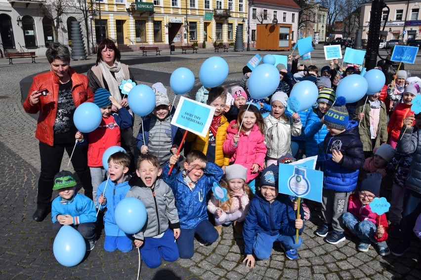 Przedszkolaki z sieradzkiej szóstki obchodziły Światowy Dzień Autyzmu (zdjęcia)