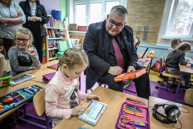 Wiceprezydent Gdańska P. Kowalczuk wyraził wsparcie dla szkół, które realizują swój obowiązek wychowawczy i "edukują na temat prawa antydyskryminacyjnego i poszanowania godności  każdego człowieka".