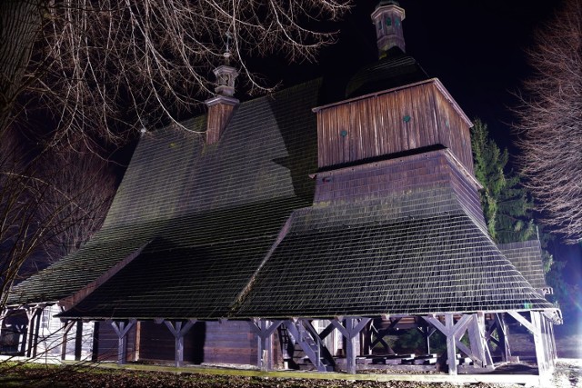 Tak się prezentuje oświetlenie zabytkowego kościółka pw. św. św. Filipa i Jakuba w Sękowej