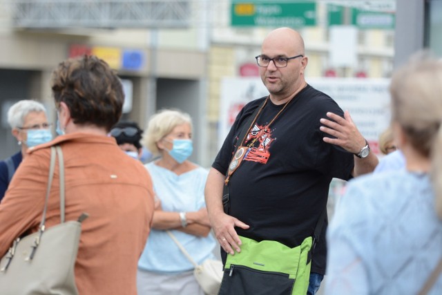 Około 30 osób wzięło udział w spacerze z przewodnikiem Spacer z przewodnikiem „Zabytki techniki - śladami stali i wody” w Grudziądzu