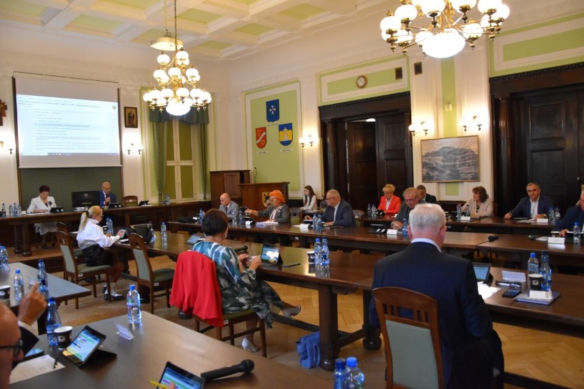 Sesja rady powiatu wejherowskiego. Strategia rozwoju, zmiany w budżecie i uchwały porządkowe