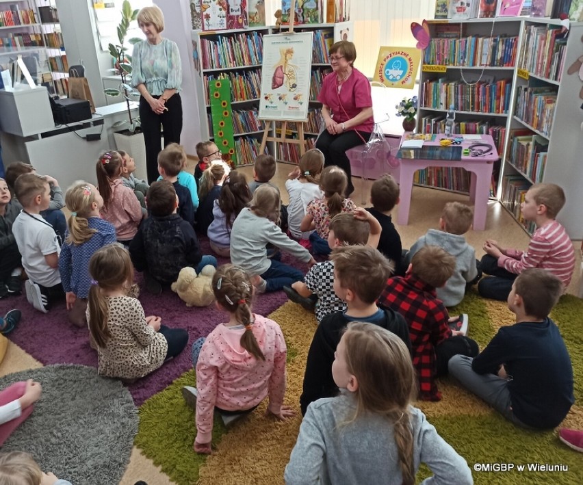 W służbie człowiekowi. Spotkanie z pediatrą w wieluńskiej bibliotece