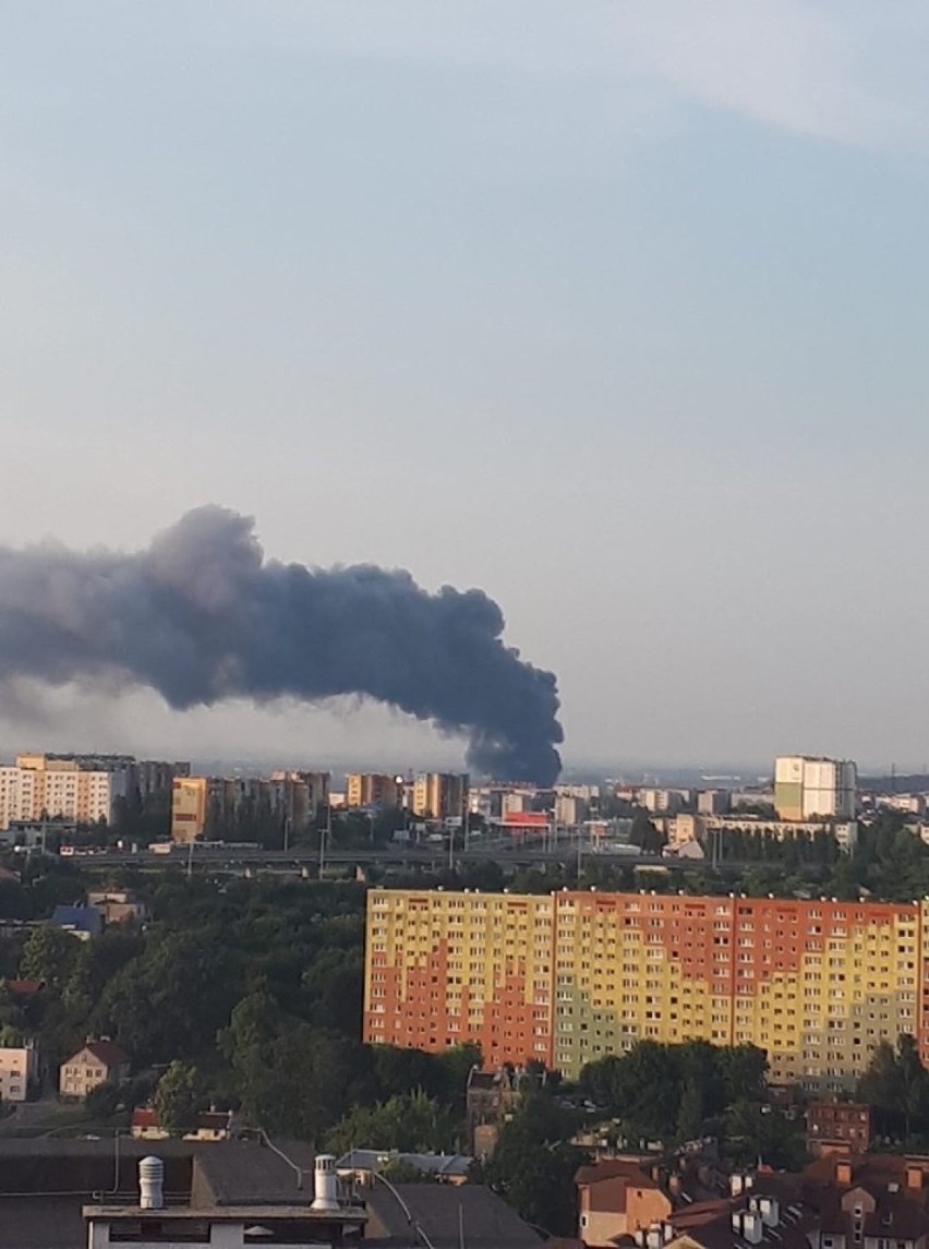 Pożar hali na Trakcie św. Wojciecha w Gdańsku Oruni...