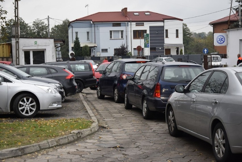 W Skierniewicach auta stojące w kolejce do Drive-Thru już...