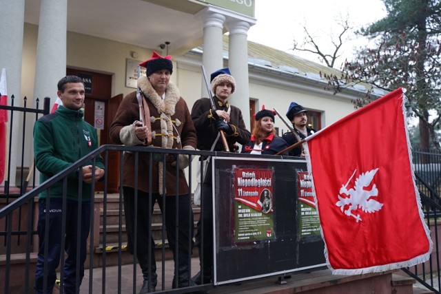 Gości Święta Niepodległości w  skarżyskim muzeum witali członkowie grupy historycznej "Grot" w mundurach powstańców styczniowych.